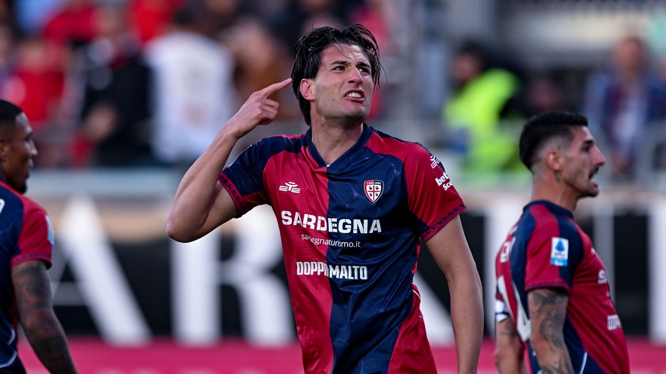 Na snímke hráč Cagliari Gennaro Borrelli sa raduje po strelení gólu.