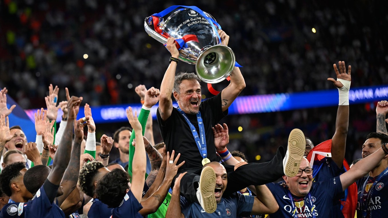 Luis Enrique oslavuje s trofejou Ligy majstrov
