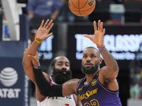 James Harden (vľavo) a LeBron James v zápase NBA Los Angeles Clippers Los Angeles Lakers.