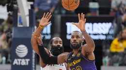 James Harden (vľavo) a LeBron James v zápase NBA Los Angeles Clippers Los Angeles Lakers.