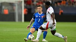 Tomáš Suslov (Slovensko) a hráč Wilfried Gnonto (Taliansko) v zápase Slovensko - Taliansko v skupine A na EURO U21 2025 (ME vo futbale do 21 rokov).