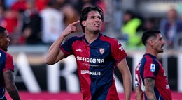 Na snímke hráč Cagliari Gennaro Borrelli sa raduje po strelení gólu.