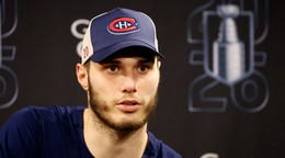 Juraj Slafkovský na tlačovej konferencii po zápase Montreal - Carolina vo finále Východnej konferencie NHL. 