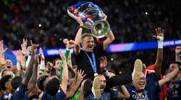 Luis Enrique oslavuje s trofejou Ligy majstrov