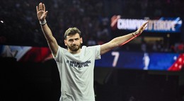 Na archívnej snímke futbalista Paríža St. Germain (PSG) Chviča Kvaracchelija reaguje počas osláv v Paríži po obhajobe titulu.