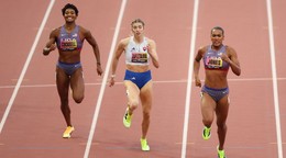 Emma Zapletalová (v strede) počas behu na Ultimátnych MS v Budapešti