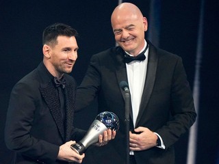 Lionel Messi pri preberaní ceny.