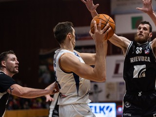 Marek Jašš (Prievidza), Ilja Gromovs (Spišská Nová Ves) a Tomáš Mrviš (Prievidza) počas zápasu 20. kola Tipos SBL.