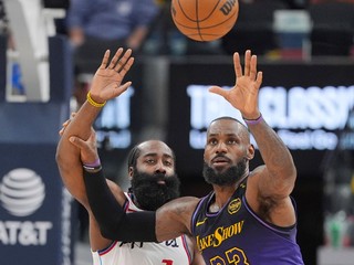 James Harden (vľavo) a LeBron James v zápase NBA Los Angeles Clippers Los Angeles Lakers.