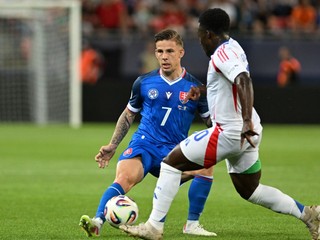 Tomáš Suslov (Slovensko) a hráč Wilfried Gnonto (Taliansko) v zápase Slovensko - Taliansko v skupine A na EURO U21 2025 (ME vo futbale do 21 rokov).