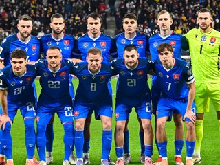 Základná jedenástka hráčov Slovenska pózuje pred zápasom proti Nemecku.