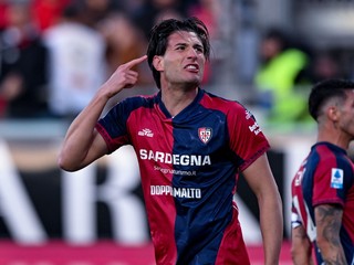 Na snímke hráč Cagliari Gennaro Borrelli sa raduje po strelení gólu.