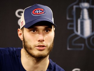 Juraj Slafkovský na tlačovej konferencii po zápase Montreal - Carolina vo finále Východnej konferencie NHL. 