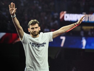 Na archívnej snímke futbalista Paríža St. Germain (PSG) Chviča Kvaracchelija reaguje počas osláv v Paríži po obhajobe titulu.