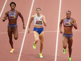 Emma Zapletalová (v strede) počas behu na Ultimátnych MS v Budapešti
