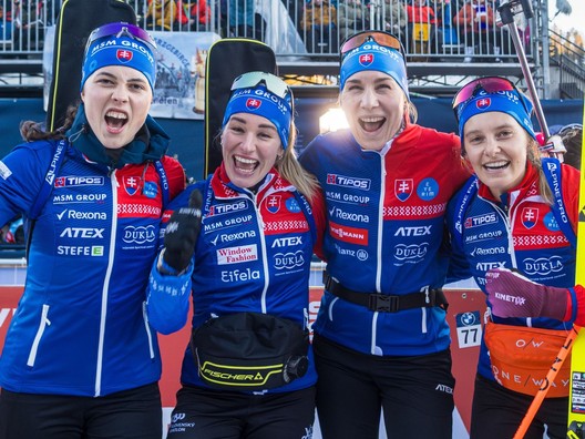 Slovenské biatlonistky sa tešia z 5. miesta v štafete v rakúskom Hochfilzene 2025.