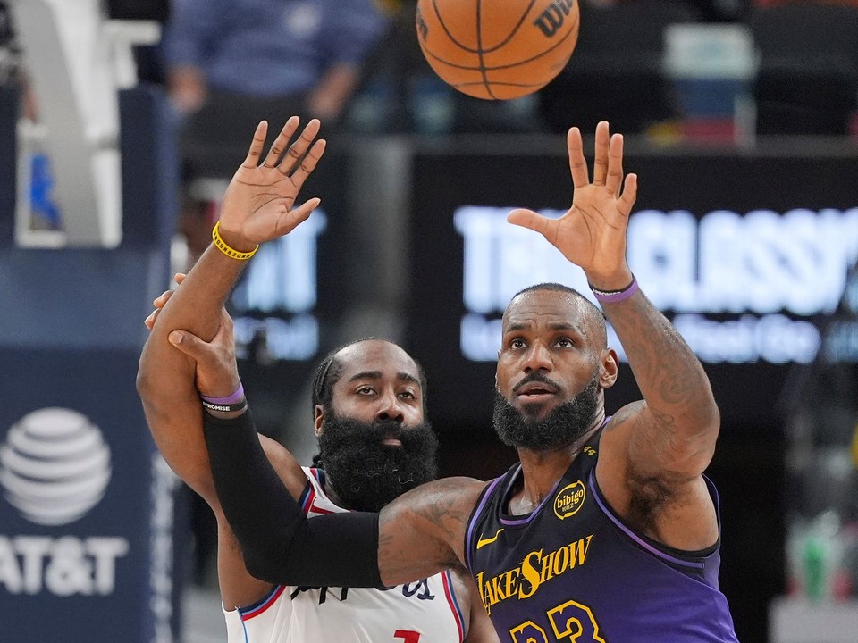 James Harden (vľavo) a LeBron James v zápase NBA Los Angeles Clippers Los Angeles Lakers.