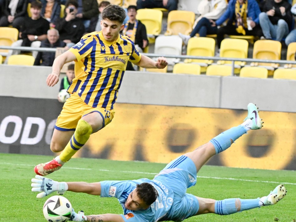 Ammar Ramadan (Dunajská Streda) strieľa tretí gól počas finále play off v Niké lige o Konferenčnú ligu (EKL) FC DAC 1904 Dunajská Streda - FK Železiarne Podbrezová.
