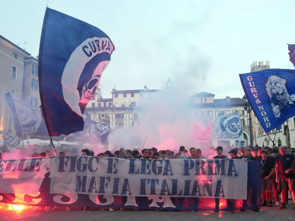 Protestujúci fanúšikovia klubu Brescia Calcio.