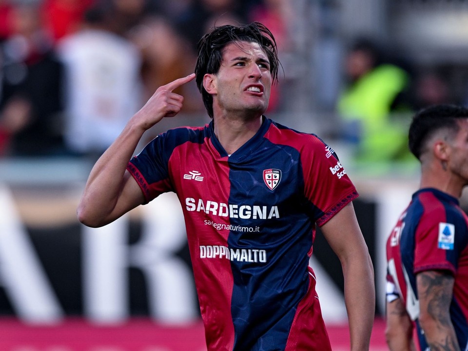 Na snímke hráč Cagliari Gennaro Borrelli sa raduje po strelení gólu.