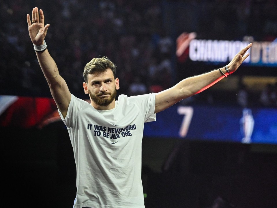 Na archívnej snímke futbalista Paríža St. Germain (PSG) Chviča Kvaracchelija reaguje počas osláv v Paríži po obhajobe titulu.
