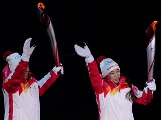 Zapaľovanie olympijského ohňa na otváracom ceremoniáli ZOH 2022 v Pekingu.