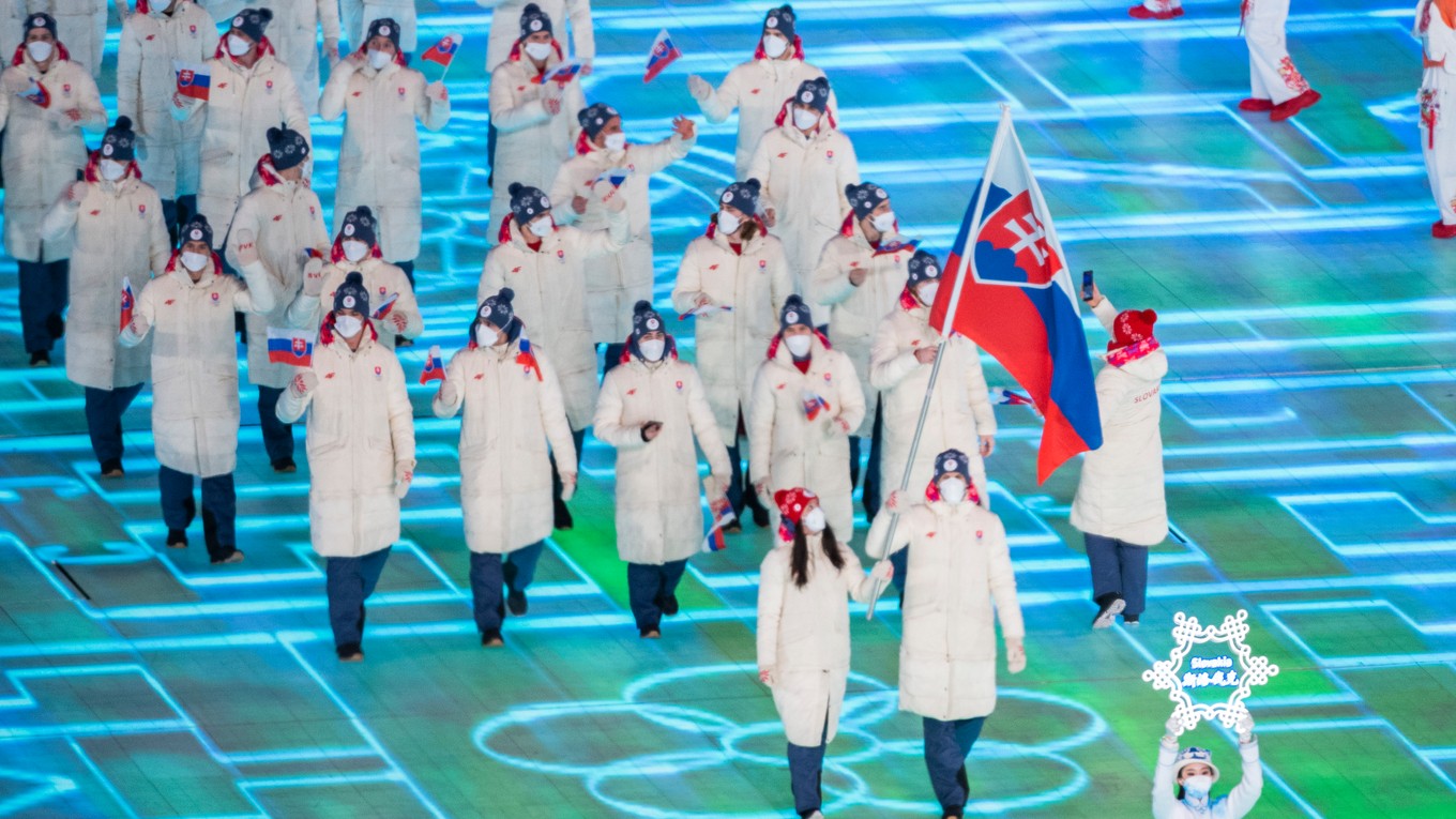 Slovenská výprava počas otváracieho ceremoniálu na ZOH 2022 v Pekingu. Vlajku niesli Marek Hrivík a Katarína Šimoňáková.