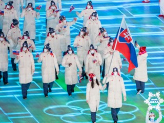Slovenská výprava počas otváracieho ceremoniálu na ZOH 2022 v Pekingu. Vlajku niesli Marek Hrivík a Katarína Šimoňáková.