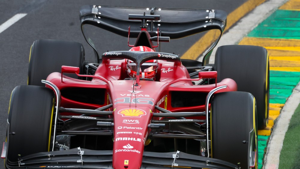 Úvodné tréningy v Austrálii ovládlo Ferrari, Hamilton stratil až sekundu a pol
