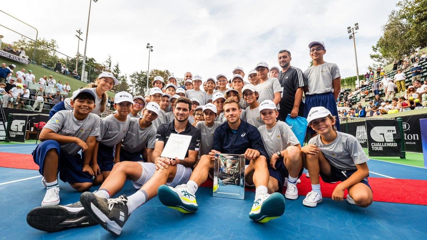 Alex Molčan oslavuje zisk titulu. 