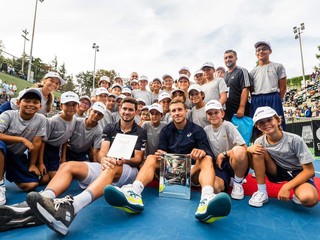 Alex Molčan oslavuje zisk titulu. 