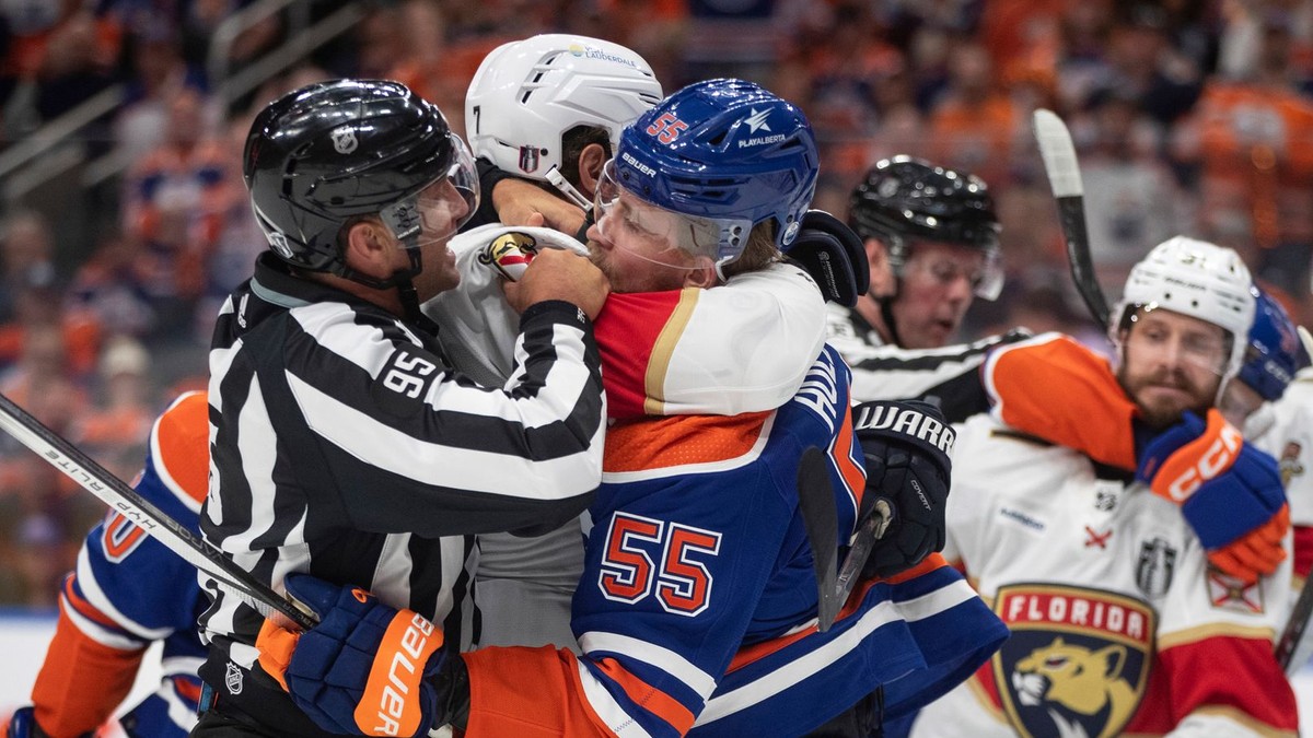 Momentka z finále medzi Edmontonom Oilers a Floridou Panthers.