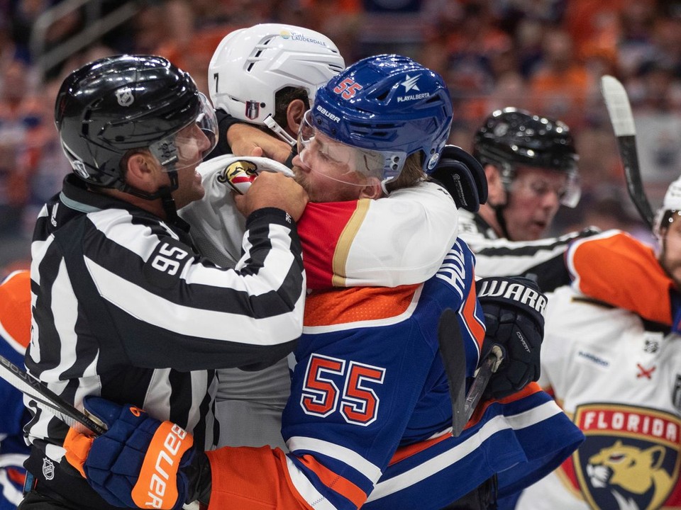 Momentka z finále medzi Edmontonom Oilers a Floridou Panthers.