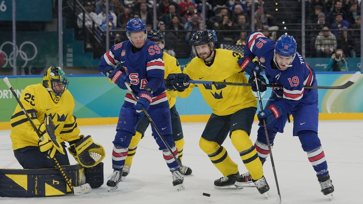 Oliver Ekman-Larsson a Matthew Tkachuk.