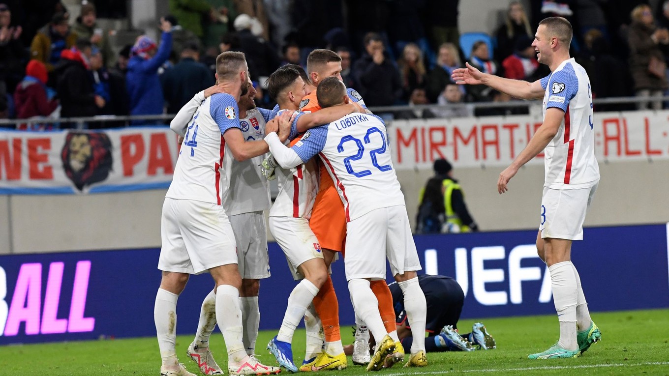 Slovenskí hráči oslavujú víťazstvo v zápase Luxembursko - Slovensko v kvalifikácii EURO 2024