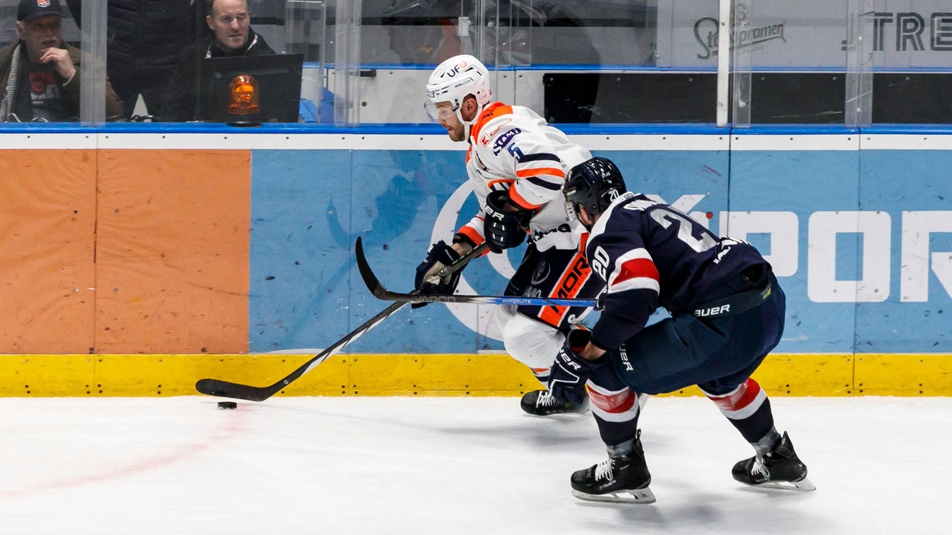 Martin Bodák (Michalovce) a Jakub Minárik (Slovan) počas zápasu 45. kola hokejovej Tipos extraligy.