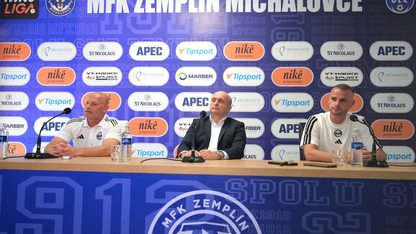 zľava tréner Anton Šoltis, manažér klubu Ivan Gondor a nová posila klubu Lukáš Pauschek
