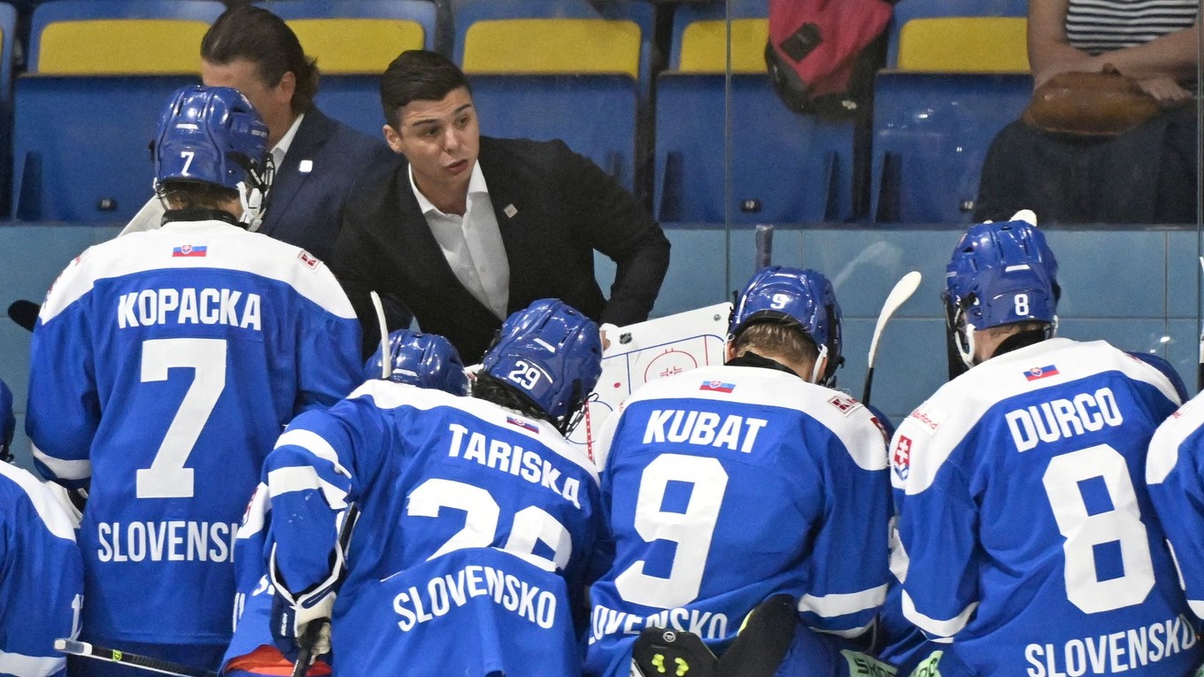 Tréner Slovenska Martin Dendis počas prípravného zápasu hráčov do 18 rokov. 