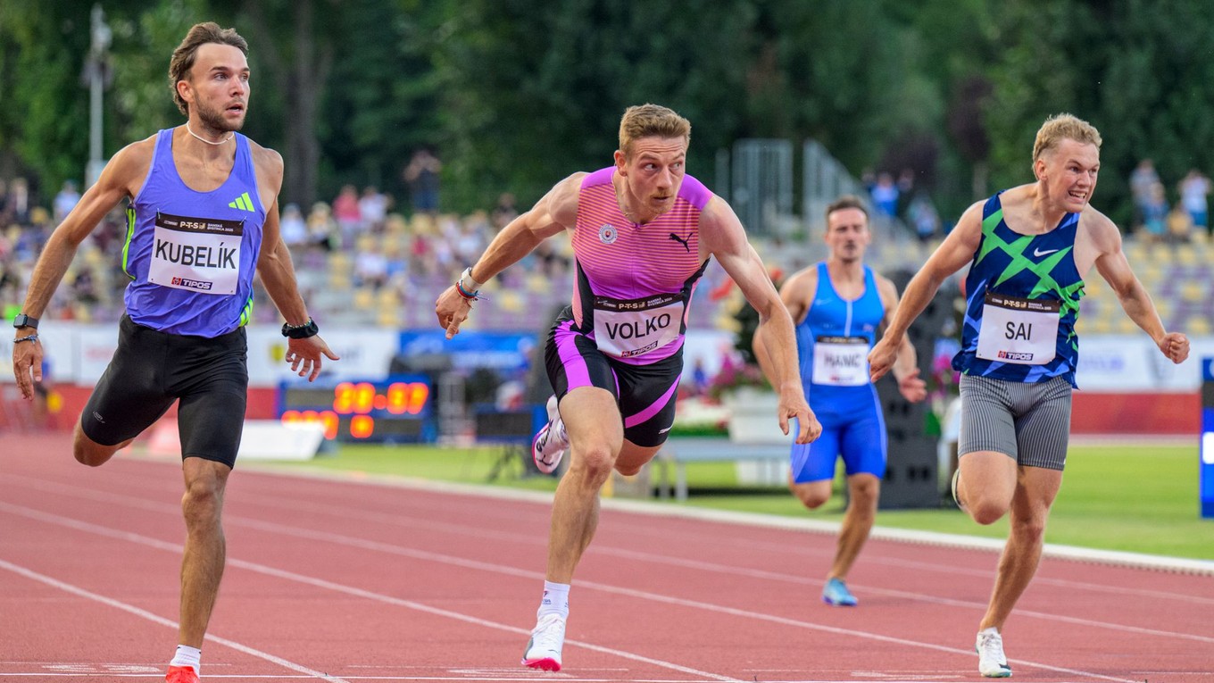 Ján Volko (v strede) víťazí v behu na 200 metrov počas 60. ročníka atletického mítingu P-T-S.
