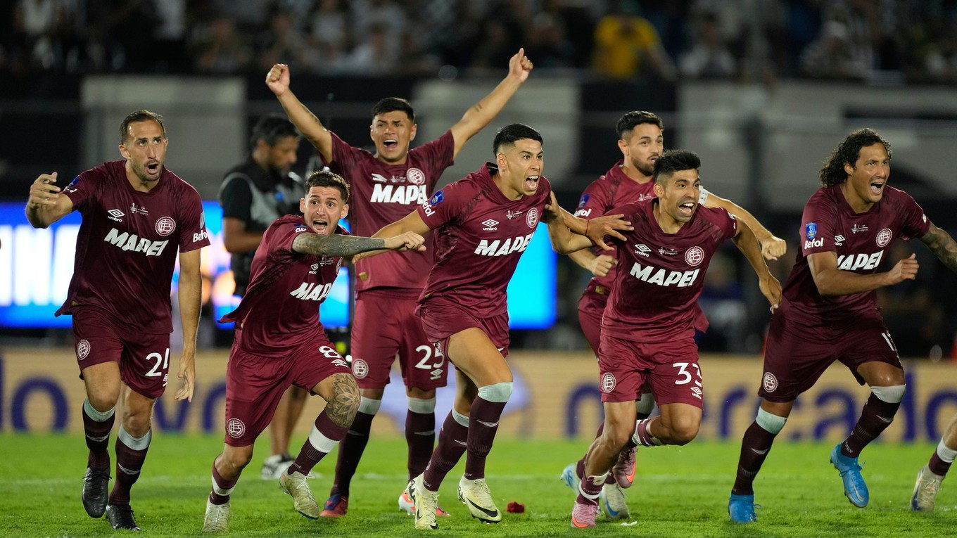 Hráči argentínskeho klubu Lanus oslavujú víťazstvo.