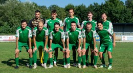 Futbalisti TJ Družstevník Dvory nad Žitavou pred zápasom na pôde MŠK Hurbanovo, kde zvíťazili 3:0.  