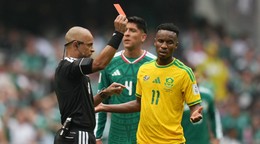 Themba Zwane dostáva červenú kartu.