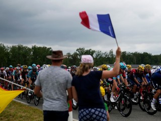 Fanúšikovia povzbudzujú cyklistov počas Tour de France 2022.