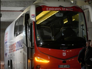 Autobus Lyonu po útoku výtržníkov