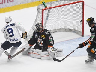 Kale Kerbashian prekonáva brankára Jaroslava Janusa v zápase HK Spišská Nová Ves - HC Košice.