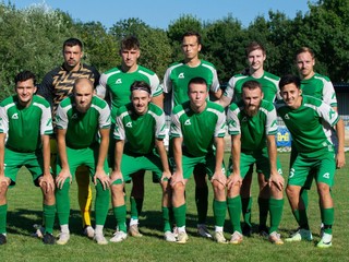 Futbalisti TJ Družstevník Dvory nad Žitavou pred zápasom na pôde MŠK Hurbanovo, kde zvíťazili 3:0.  