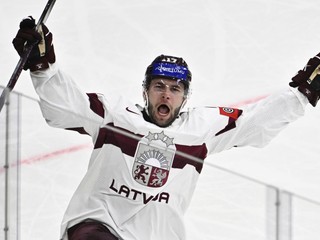 Martins Dzierkals sa teší po strelenom góle v zápase Francúzsko - Lotyšsko v skupine A na MS v hokeji 2025.