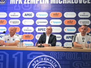 zľava tréner Anton Šoltis, manažér klubu Ivan Gondor a nová posila klubu Lukáš Pauschek