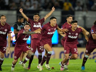 Hráči argentínskeho klubu Lanus oslavujú víťazstvo.