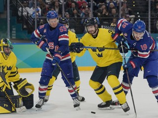 Oliver Ekman-Larsson a Matthew Tkachuk.